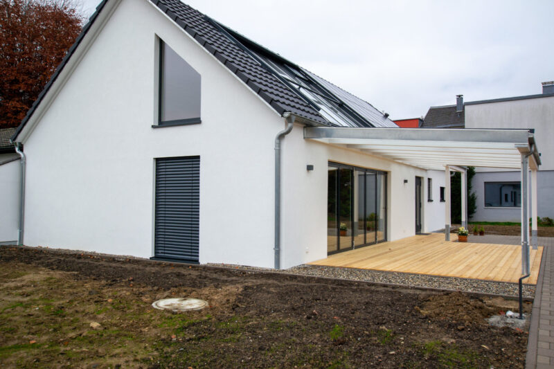 Feature image 92 Ansicht Neubau Aussen Raffstoren Geschlossen Lau Scaled