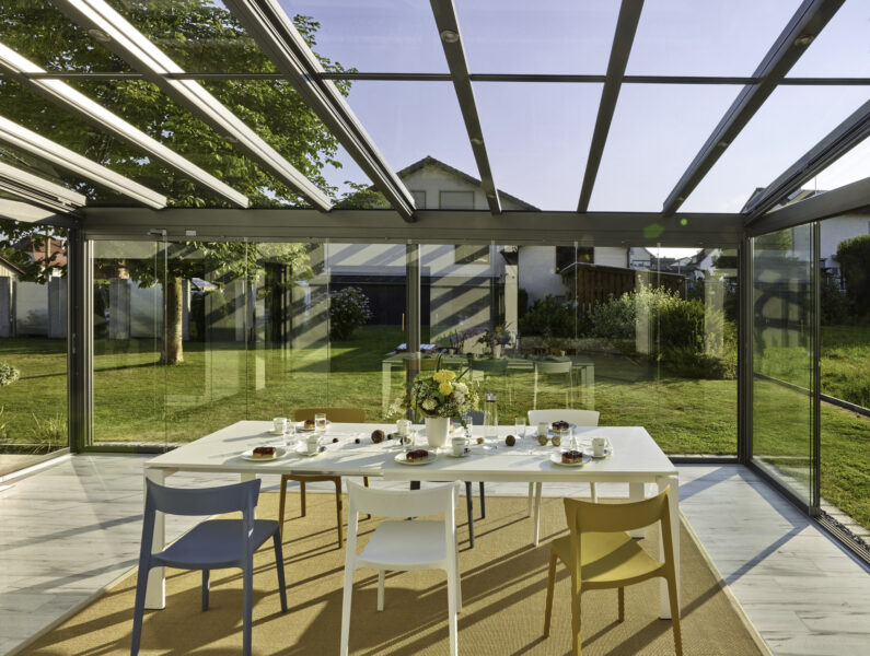 Terrassendach mit vertikalen Glas-Elementen Terrassendach mit vertikalen Glas-Elementen