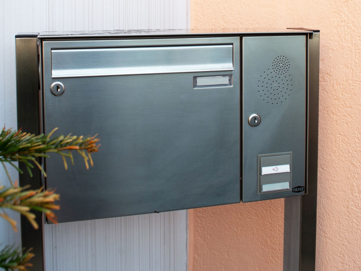 Freistehender Briefkasten